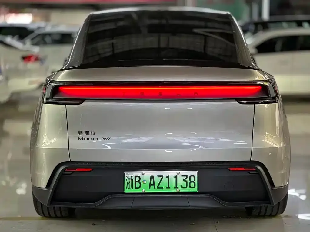 Tesla Model Y L — фото 4