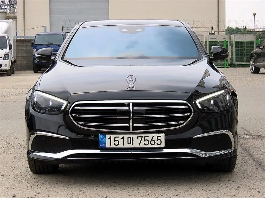 Mercedes-Benz E-Class — фото 1