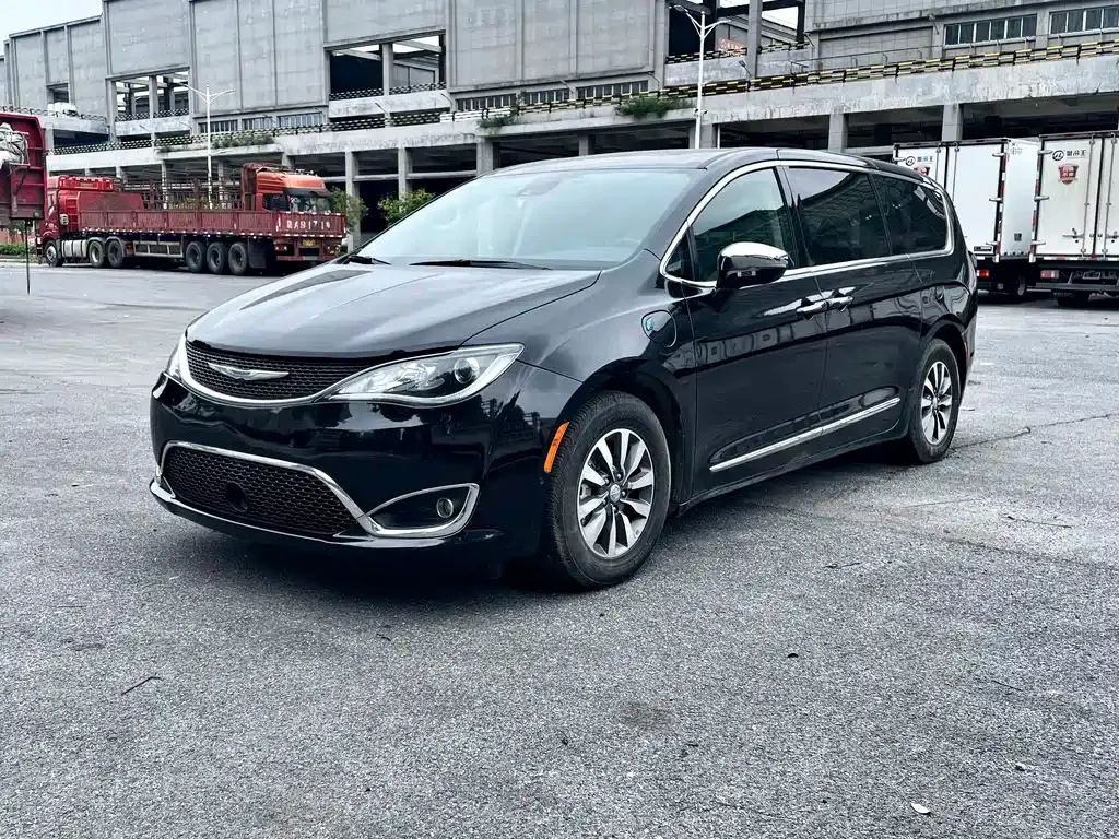 Chrysler Grand Voyager PHEV (Import) — фото 1