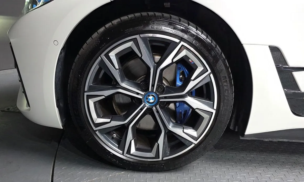 BMW i4 — фото 8