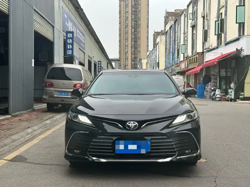 Toyota Camry — фото 1