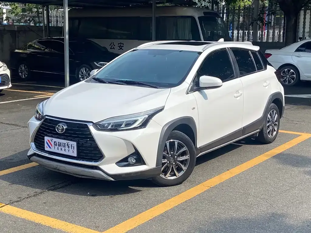 Toyota Yaris L — фото 1