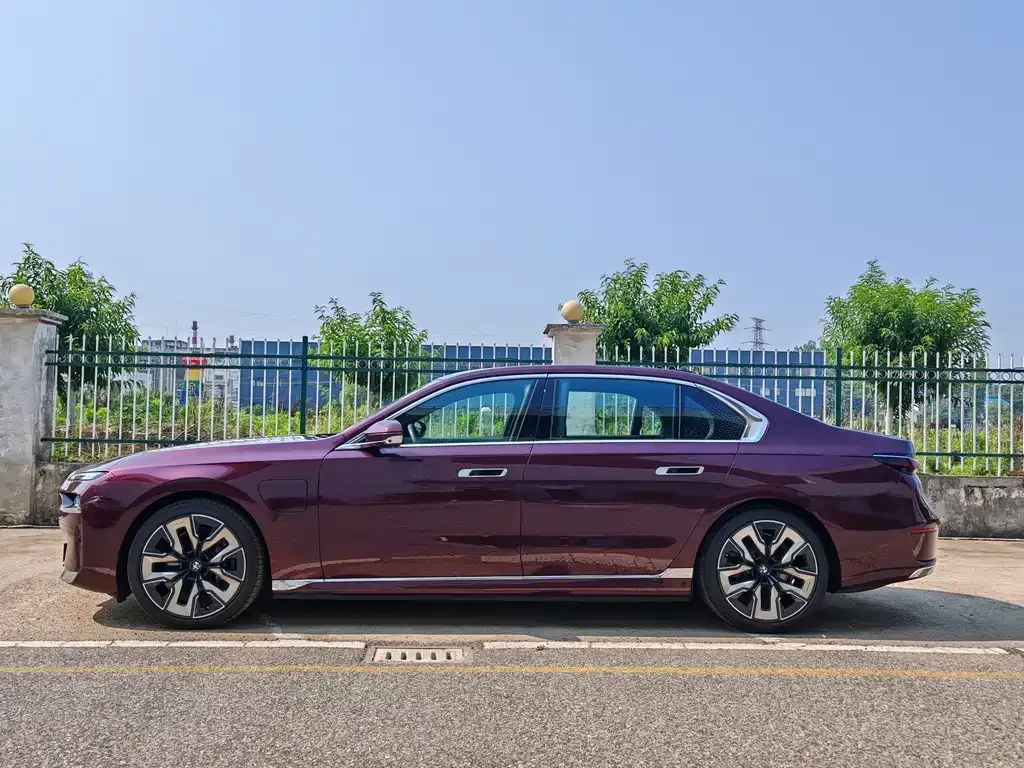 BMW i7 — фото 7