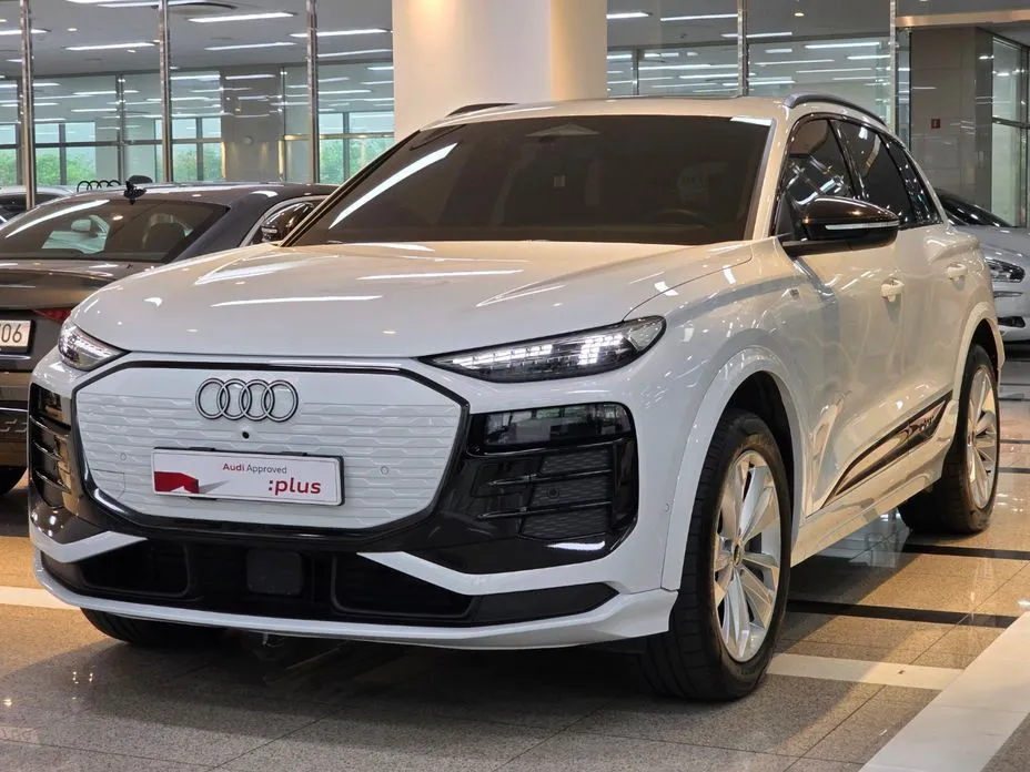 Audi Q6 e-tron — фото 1