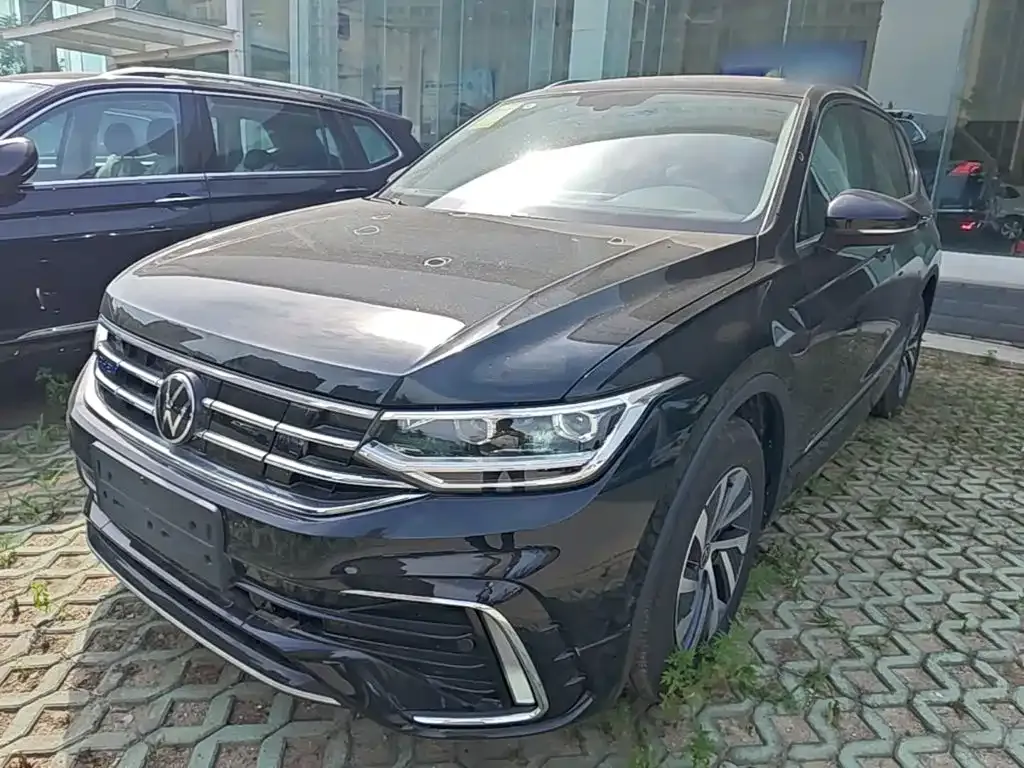 Volkswagen Tiguan L PHEV — фото 1