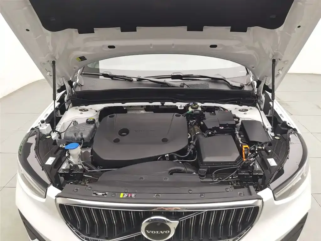 Volvo XC40 — фото 10