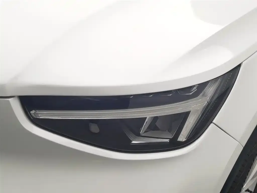 Volvo XC40 — фото 4
