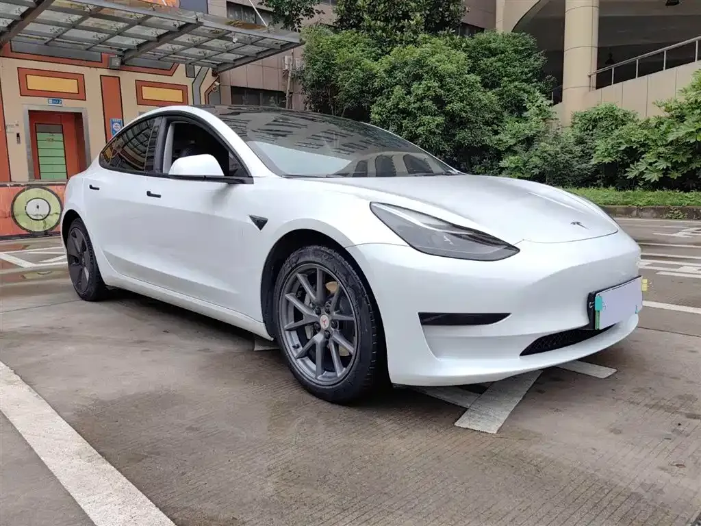Tesla Model 3 — фото 10