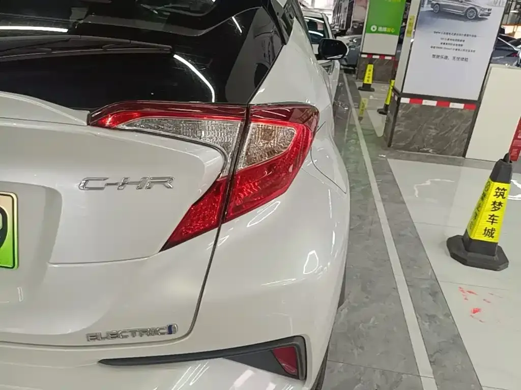 Toyota C-HR EV — фото 10