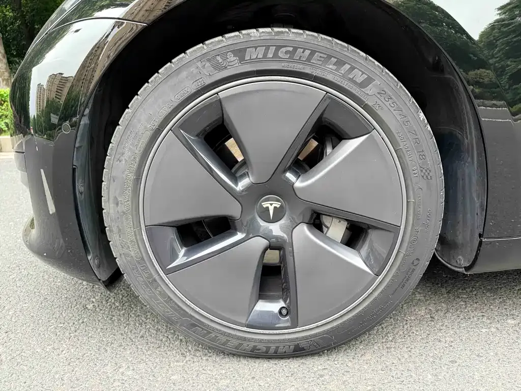 Tesla Model 3 — фото 10