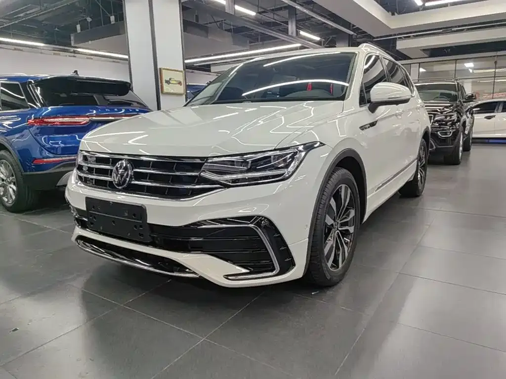 Volkswagen Tiguan L — фото 1