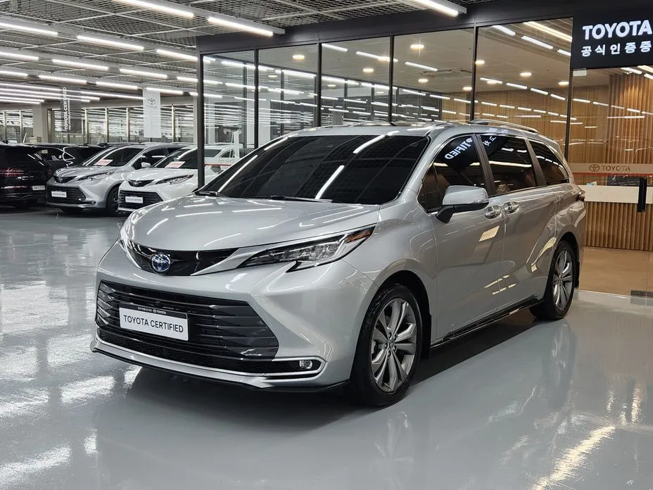 Toyota Sienna — фото 1