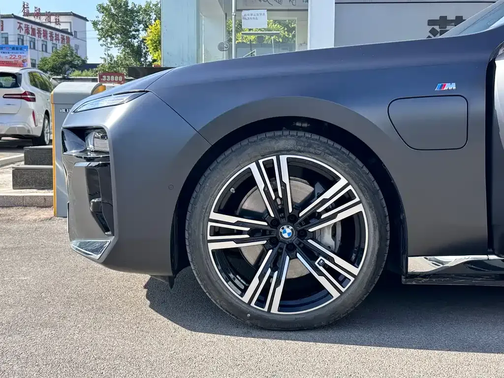BMW i7 — фото 9
