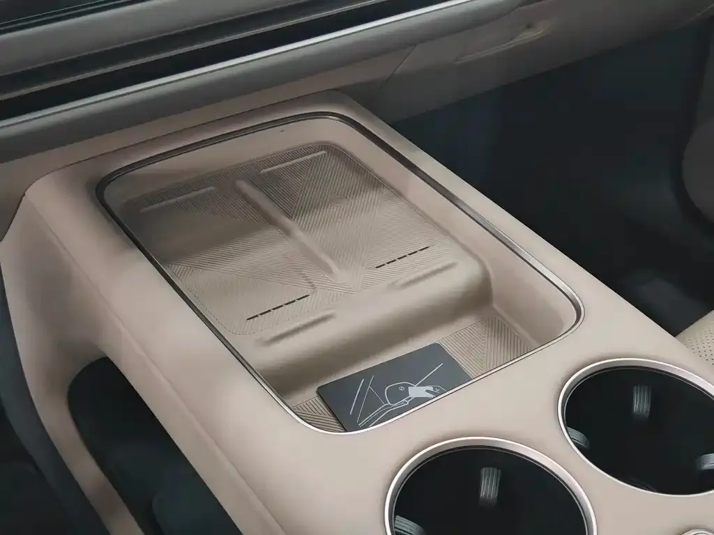 Li Auto i8 — фото 10