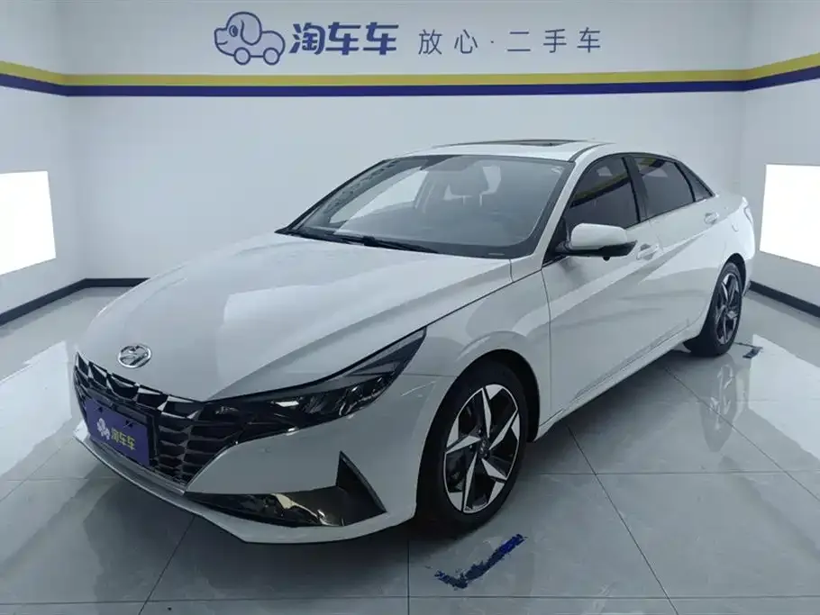 Hyundai Elantra — фото 1