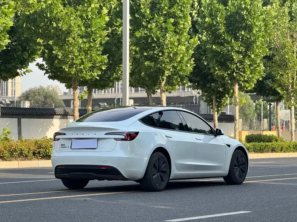 Tesla Model 3 — фото 9