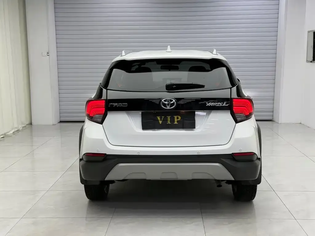 Toyota Yaris L — фото 2