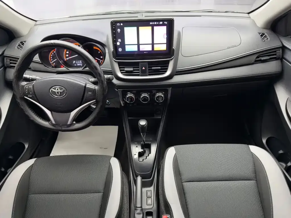 Toyota Yaris L — фото 7