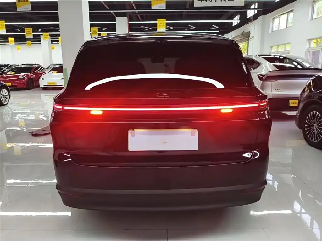 Li Auto i8 — фото 8