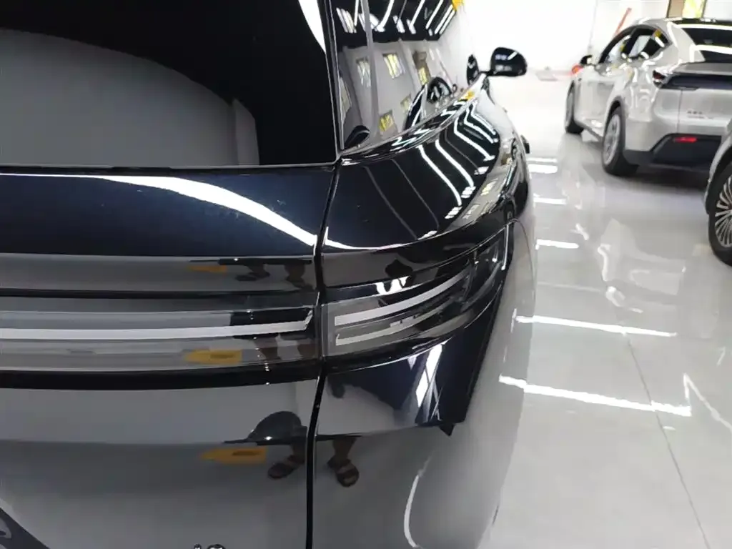 Li Auto i8 — фото 2