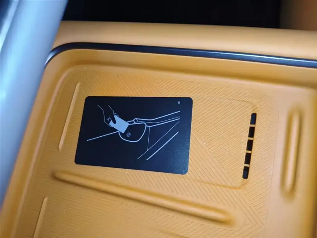 Li Auto i8 — фото 5
