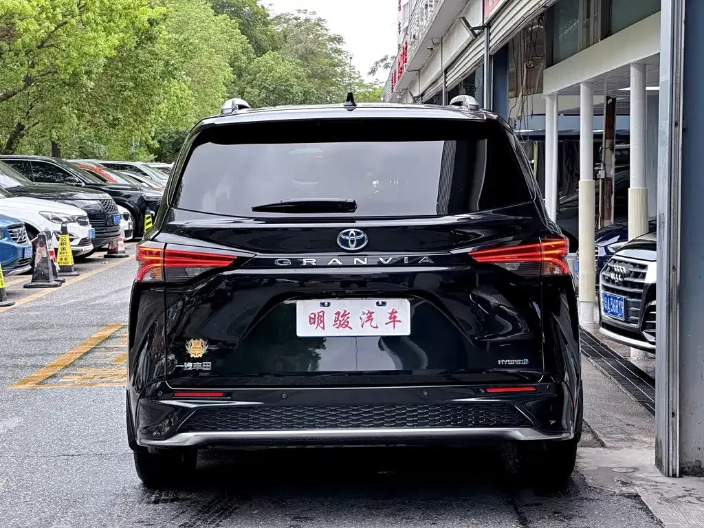 Toyota Granvia — фото 8