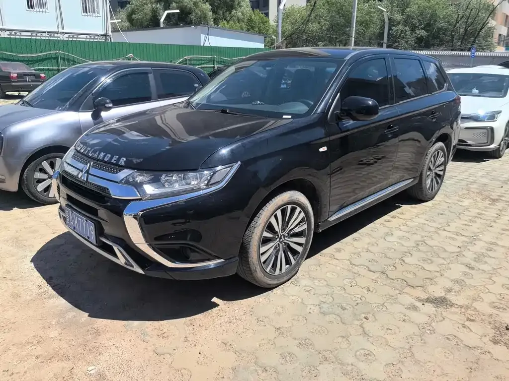 Mitsubishi Outlander — фото 1