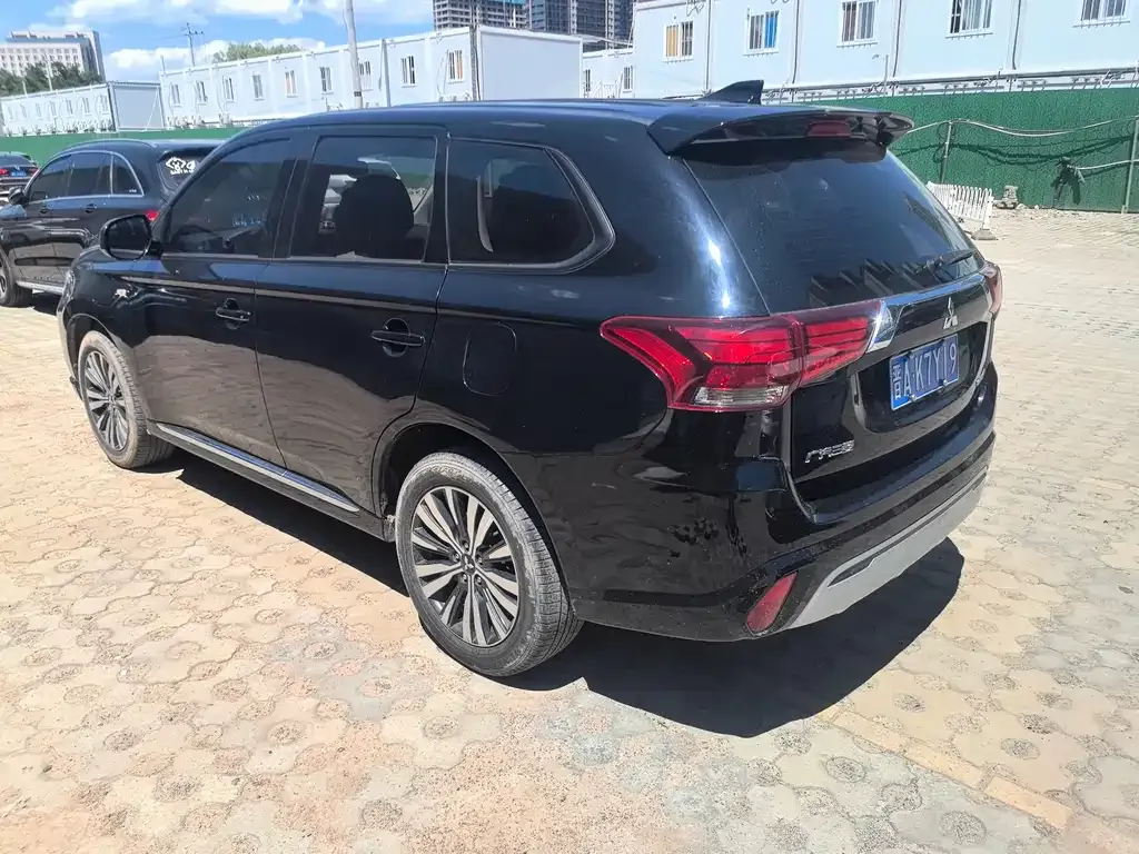 Mitsubishi Outlander — фото 3