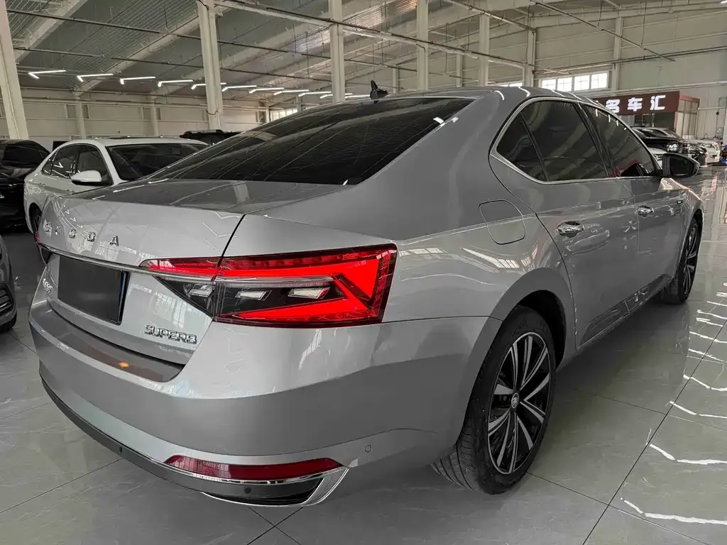 Skoda Superb — фото 2
