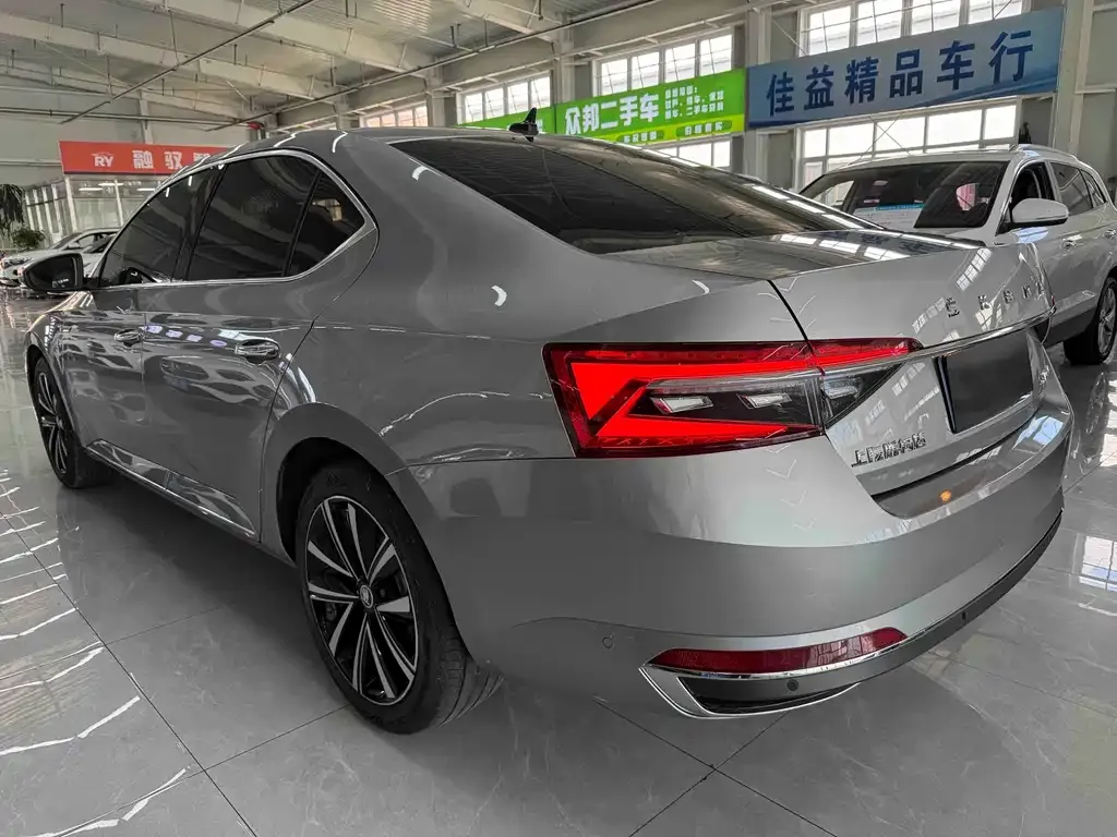 Skoda Superb — фото 9