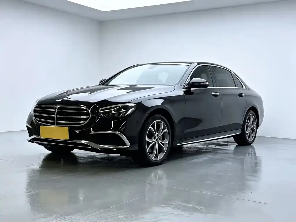 Mercedes-Benz E-Class — фото 1
