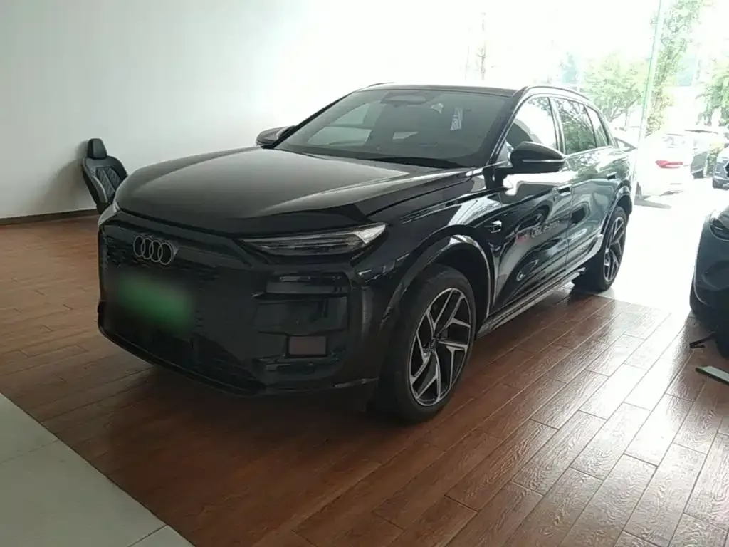 Audi Q6L e-tron — фото 1