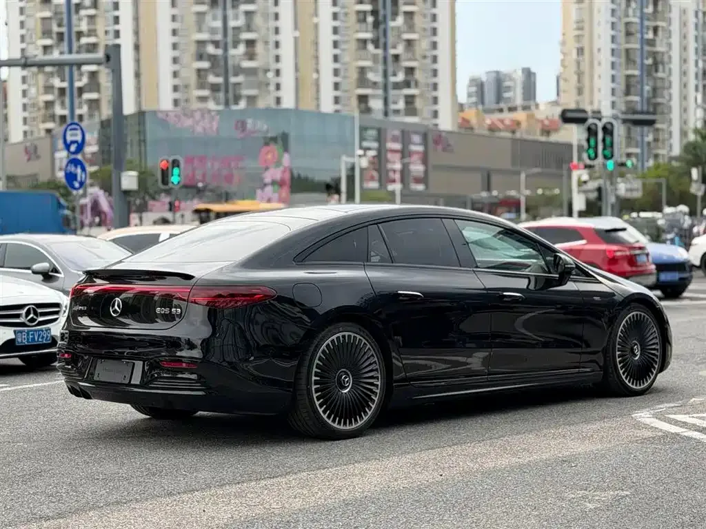 Mercedes-Benz EQS AMG — фото 10