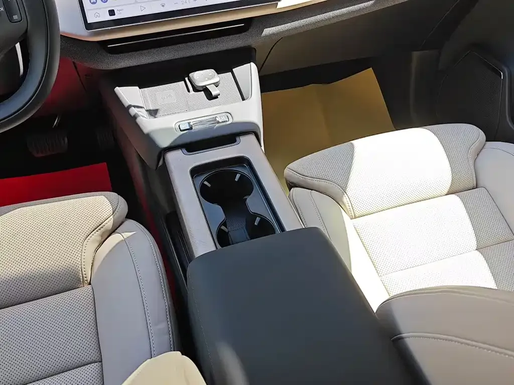Volvo XC70 Plug-in Hybrid — фото 5