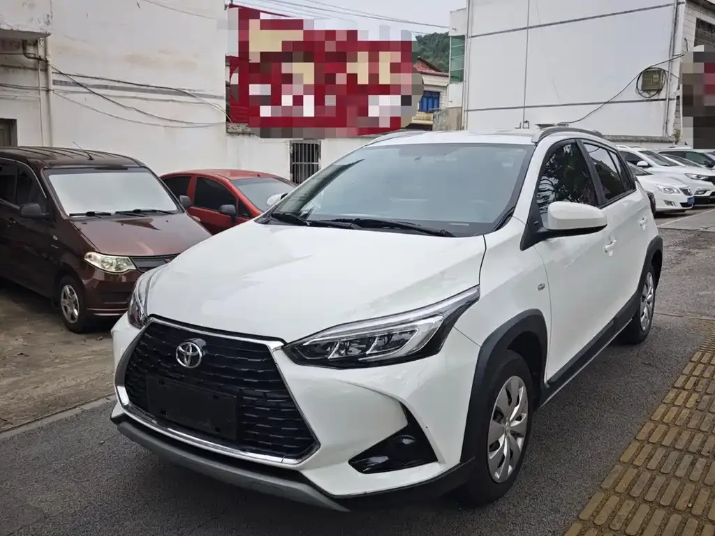 Toyota Yaris L — фото 1