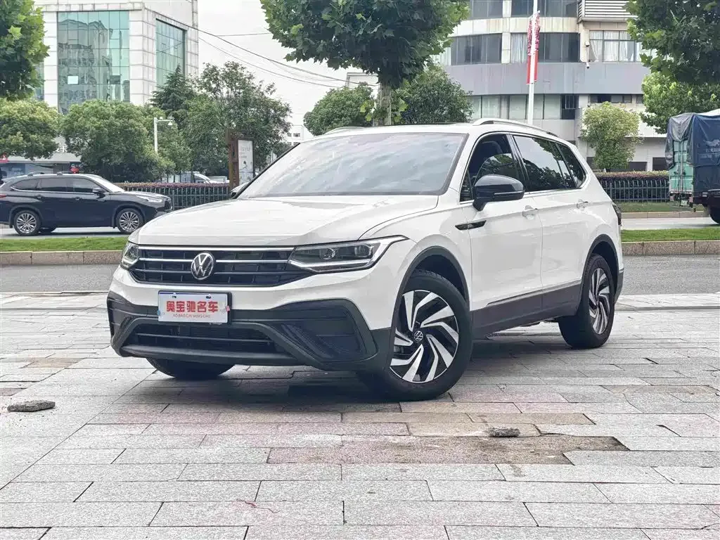 Volkswagen Tiguan L — фото 1
