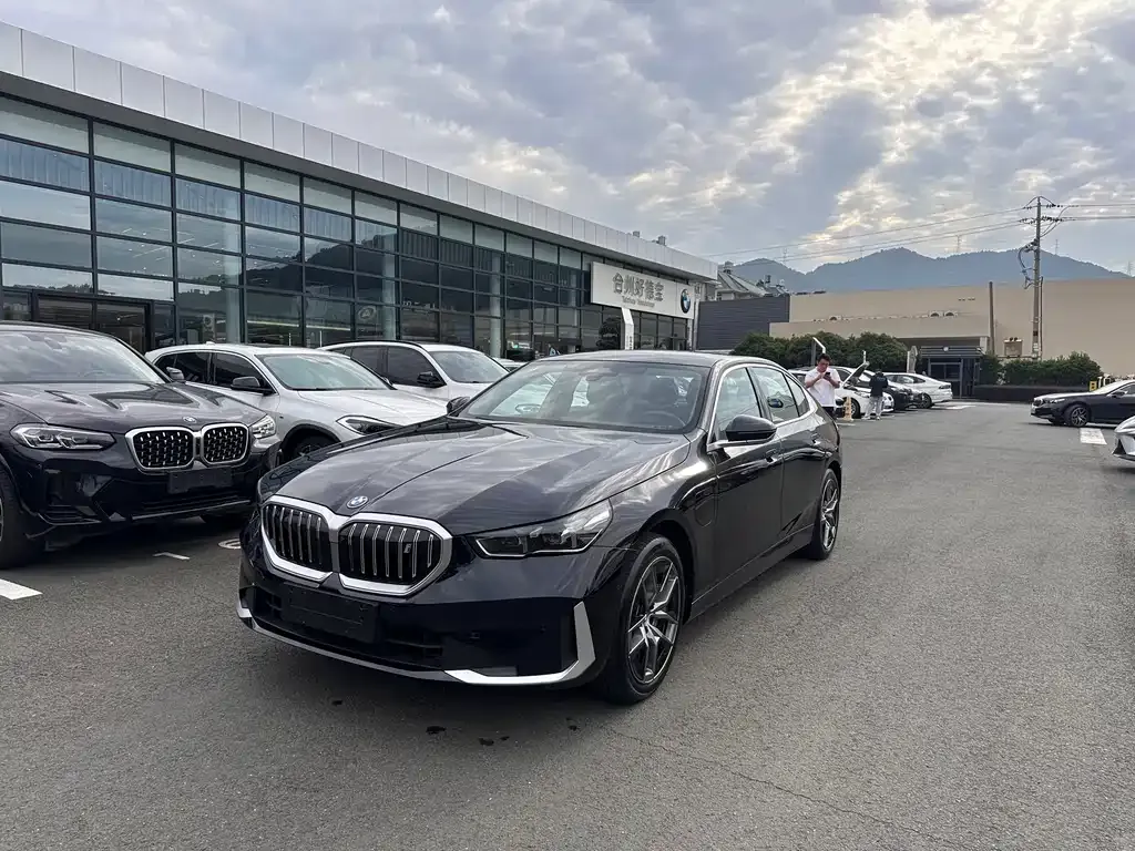 BMW i5 — фото 1