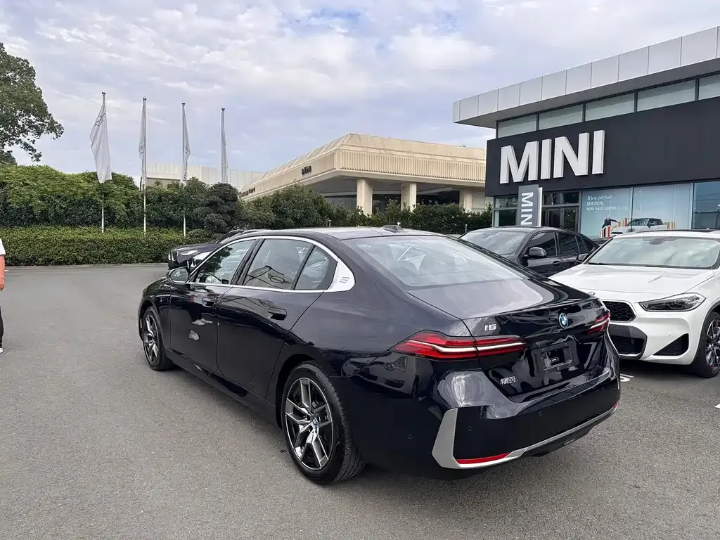 BMW i5 — фото 8