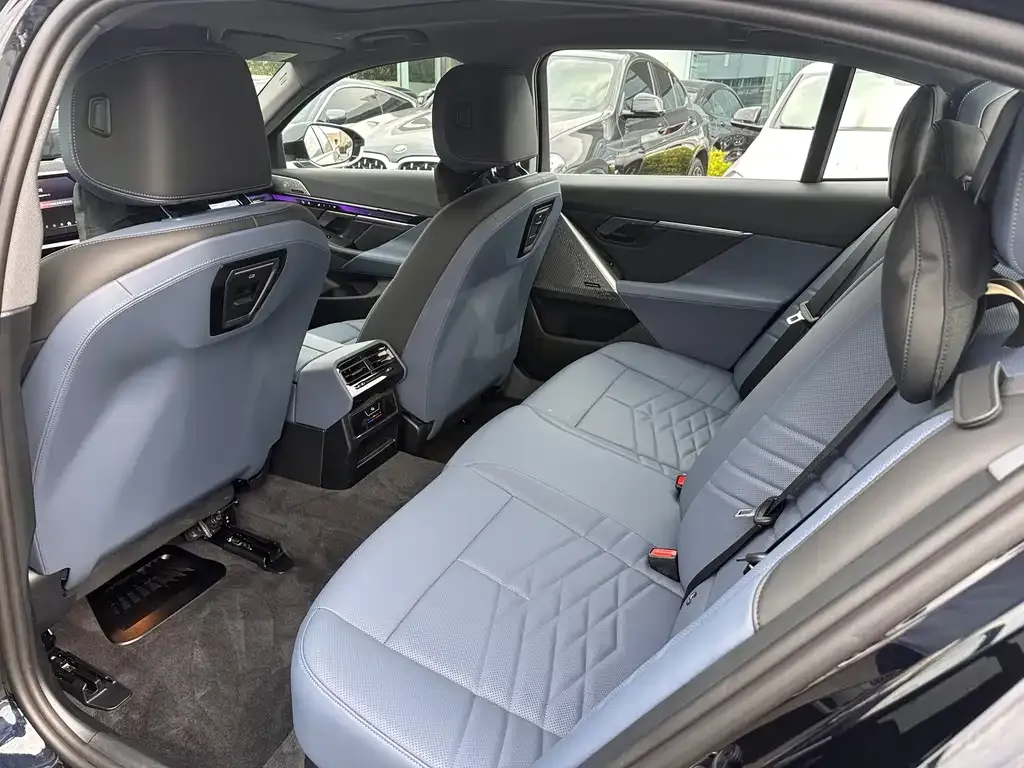 BMW i5 — фото 9