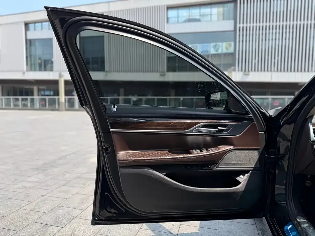 BMW 7 Series — фото 10