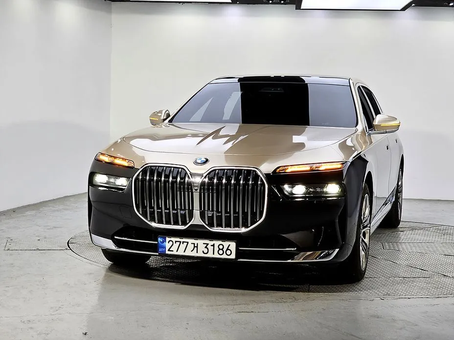 BMW 7-Series — фото 1