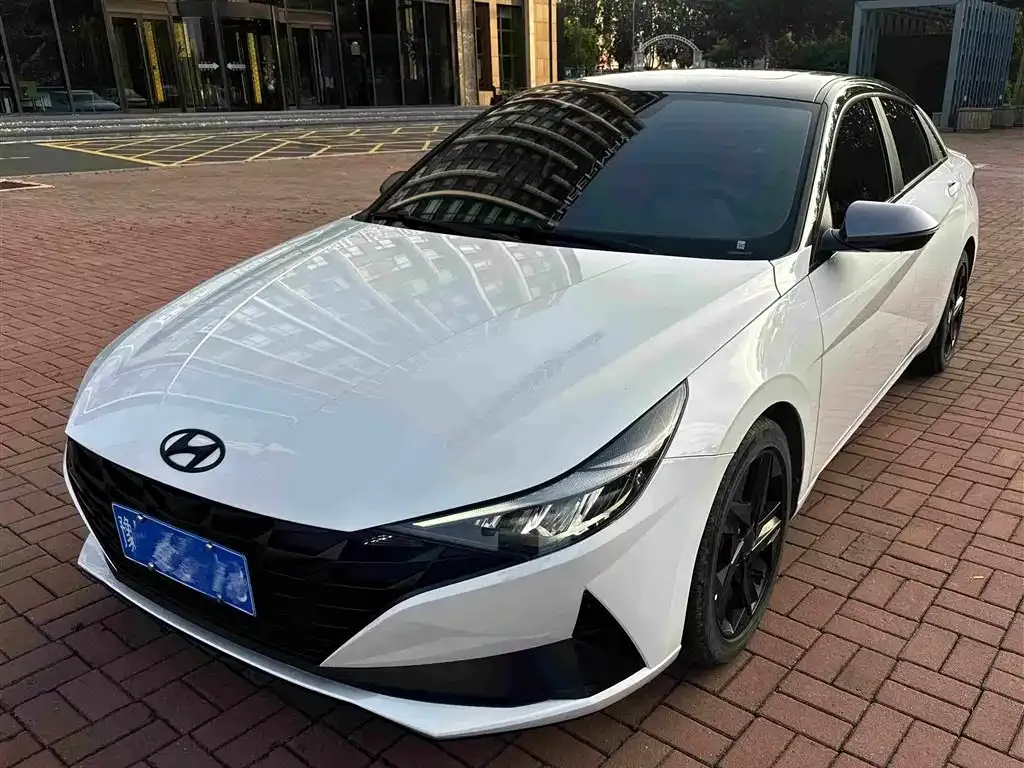 Hyundai Elantra — фото 1