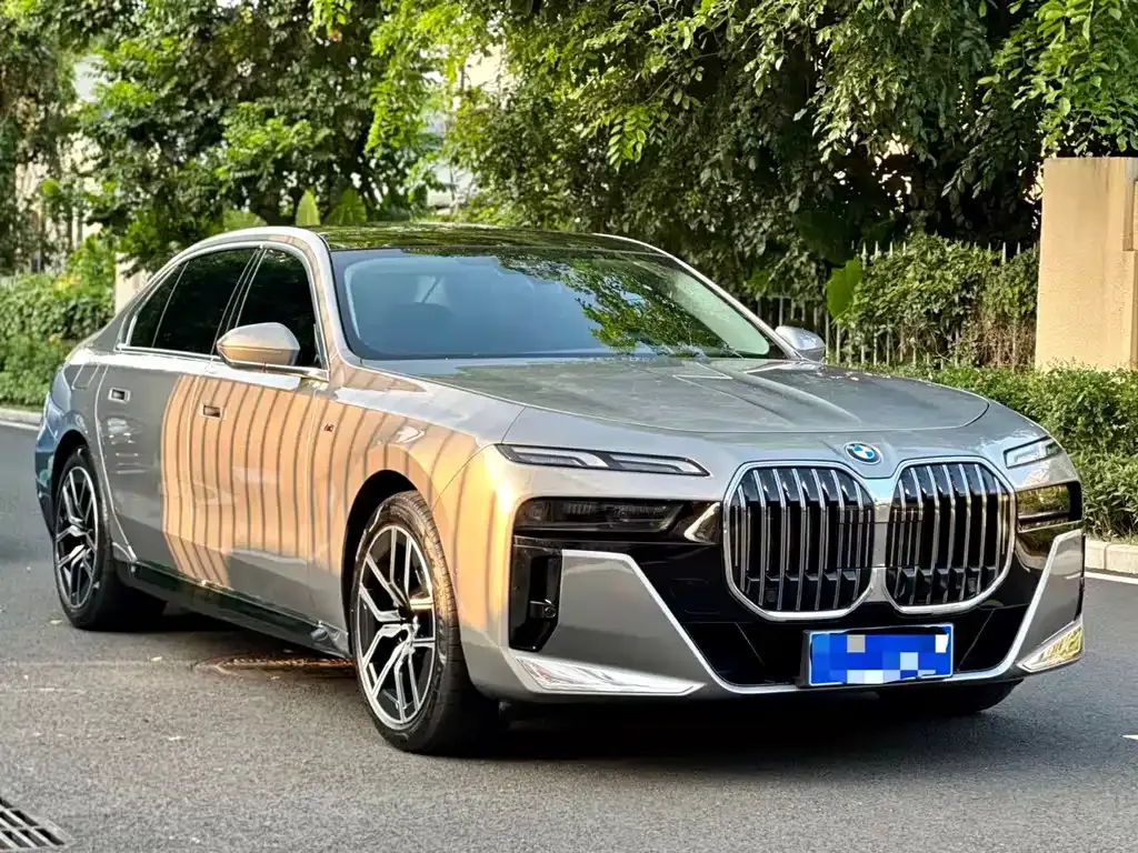 BMW 7 Series — фото 10
