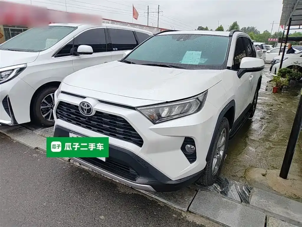 Toyota RAV4 — фото 1