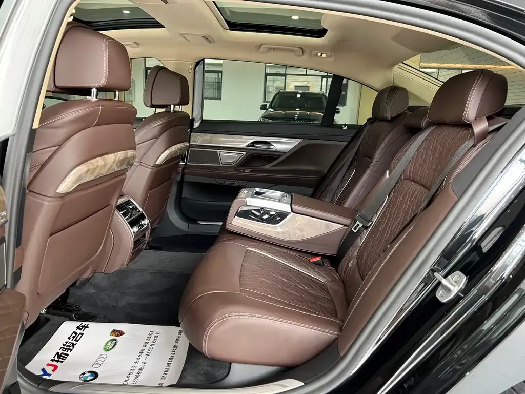 BMW 7 Series — фото 9
