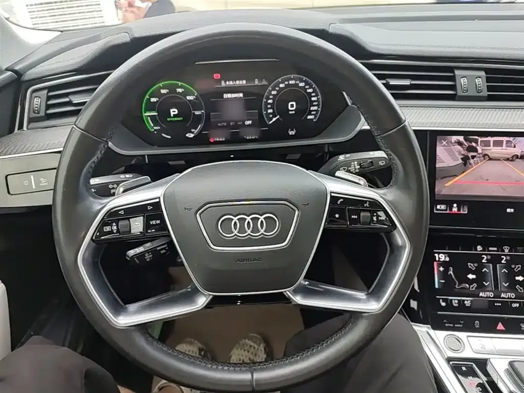 Audi e-tron — фото 2