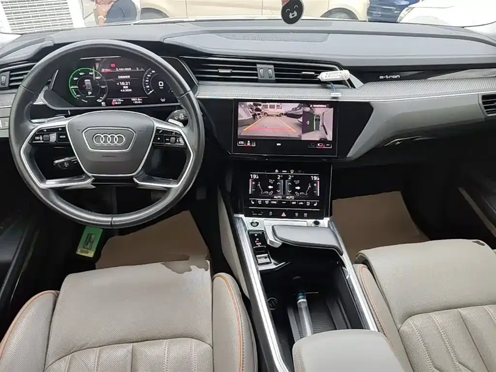 Audi e-tron — фото 10