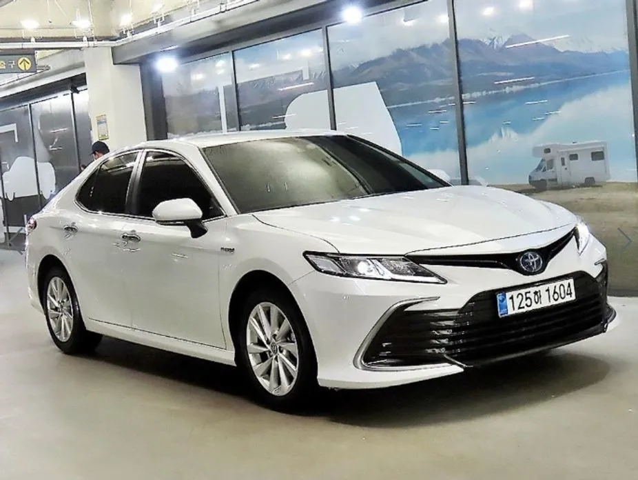 Toyota Camry — фото 1