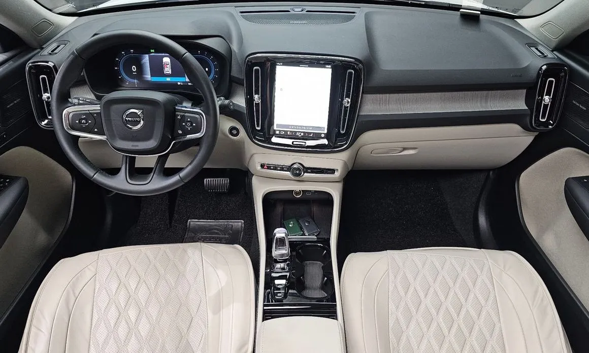 Volvo XC40 — фото 10