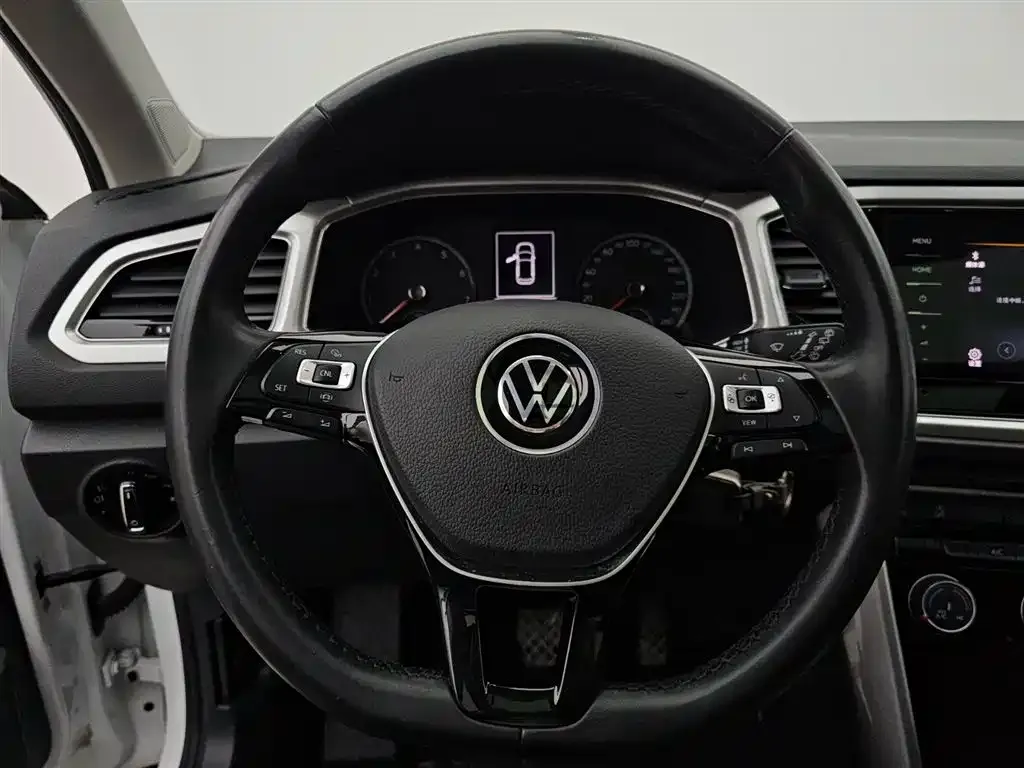 Volkswagen T-Roc — фото 9
